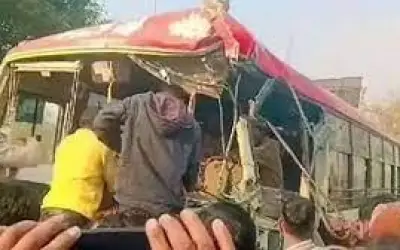 कोहरे के कारण बस और डंपर की टक्कर में 12 की मौत