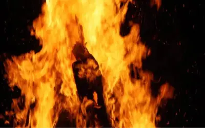 गर्भवती हुई कुंवारी युवती तो घर वालों ने जिंदा जलाया