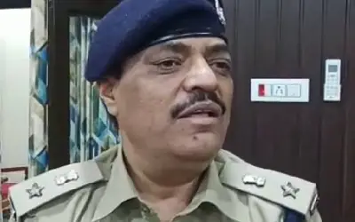 यूपी में आईपीएस अफसर का बयान : बेटी भागती है तो मां-बाप को जेल भेज भेजेंगे