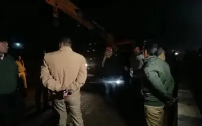 ट्रक ने महिला को टक्कर मारकर तीन किलोमीटर तक घसीटा
