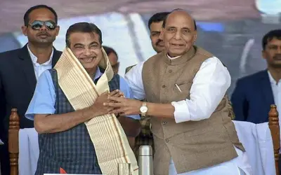 लखनऊ में गडकरी और राजनाथ सिंह ने किया फ्लाईओवर का शिलान्यास