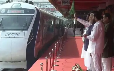 पीएम मोदी ने वंदे भारत एक्सप्रेस को नागपुर में हरी झंडी दिखाई