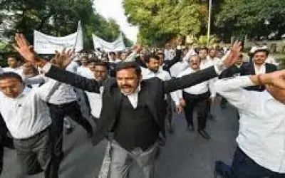 दिल्ली में वकीलों का प्रदर्शन लगातार जारी, आत्मदाह का प्रयास
