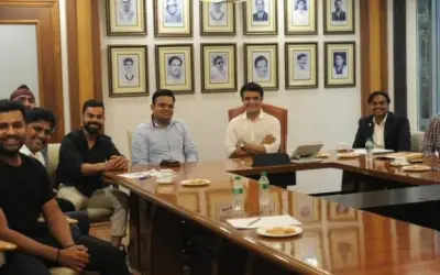 सौरभ गांगुली ने विराट और रोहित से धौनी के संन्यास पर की बात