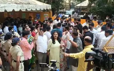 BJP's show of strength outside Marine Drive Police Station-in24news