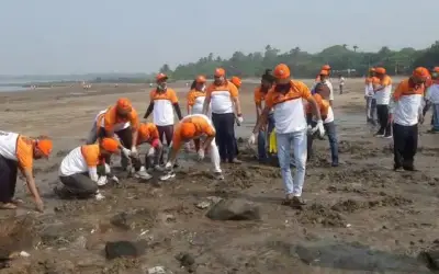 समुद्र की सफाई के बहाने मनसे का शिवसेना पर हमला
