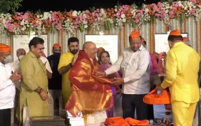 अटल बिहारी वाजपेयी मूर्ति अनावरण मामला, गुजराती समाज का जमावड़ा