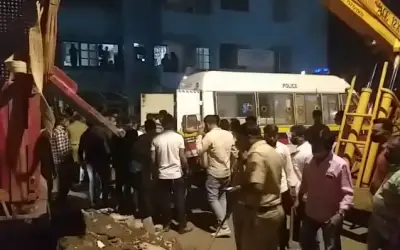 गड्ढे में गिरा डंपर, एक की मौत