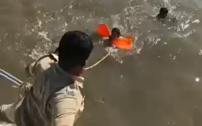 Bravery of mumbai police jawan saved a woman drowning in the sea safe-in24news