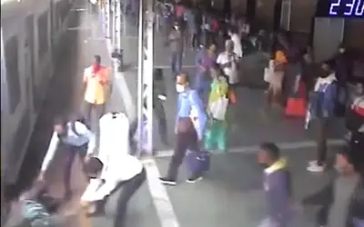 Passengers fall on platform while catching moving train in Dadar-in24news