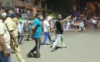 शातिर अपराधी को सरेआम हथकड़ी पहना कर पुलिस ने घुमाया