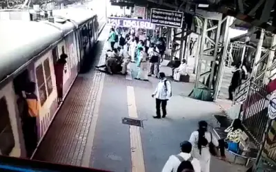 Vasai : Passenger fell on the platform while boarding a moving train-in24news