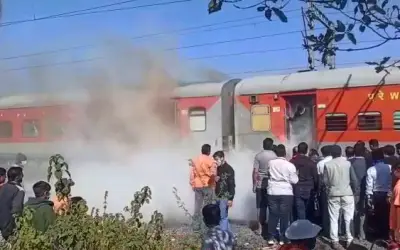 गांधीधाम-पुरी एक्सप्रेस ट्रेन में लगीआग, जान-माल का नुकसान नहीं 