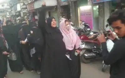 hijab row : सिंदूर लगा कर स्कूल आने पर छात्रा को रोका गया