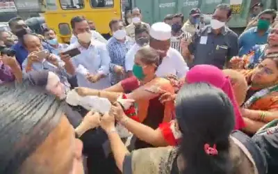 कांग्रेस के मोर्चे में आपस में भिड़ी महिलाएं, हिजाब के समर्थन में निकाला गया था मोर्चा