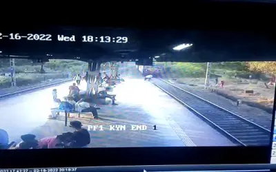 बेटे को लेकर ट्रेन के आगे कूदा पिता, हुआ चमत्कार