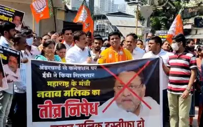 नवाब मलिक इस्तीफा दो, BJP उतरी सड़क पर