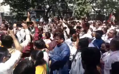 कांग्रेस कार्यकर्ता ने कांग्रेस मंत्री विजय वड्डेटीवार को दिखाया काला झंडा