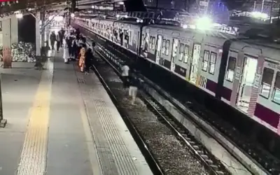 ट्रेन के नीचे लेट गया शख्स, आगे क्या हुआ फिर? जानें