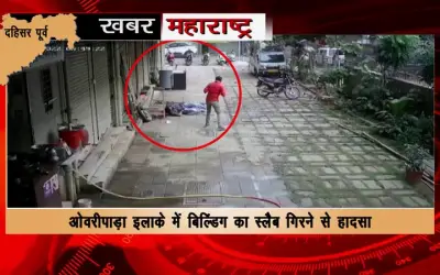The person standing under the building died on the spot due to the falling of stone slab
