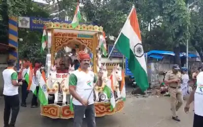 पुलिस और व्यापारी एसोसिएशन द्वारा निकाली गई तिरंगा रथयात्रा