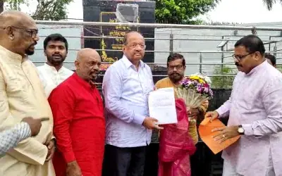 सेवा पखवाड़ा के तहत भारत रत्न अटल बिहारी वाजपेयी की प्रतिमा की साफ - सफाई