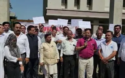 मीरा भायंदर में कोर्ट शुरू करने की मांग को लेकर वकीलों का विरोध प्रदर्शन