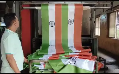 50 लाख राष्ट्रीय ध्वज बनाने में दिन रात जुटे 2000 कारीगर