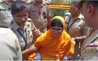 काशी विश्वनाथ मंदिर के गेट पर नमाज पढ़ने लगी महिला, पुलिस ने जबरन उठाया