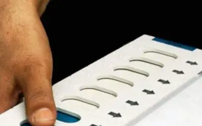 गलती से कमल का बटन दब गया तो युवक ने काट ली उंगली