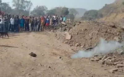 जमीन अचानक फटी तो उसमें समा गई जिंदा महिला