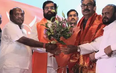 उद्धव ठाकरे का साथ छोड़, सांसद गजानन कीर्तिकर ने थामा एकनाथ शिंदे का हाथ।