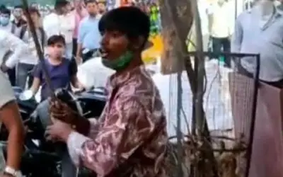 अवैध फेरीवालों ने मनपा अधिकारियों और सुरक्षा कर्मियों के साथ की धक्का मुक्की