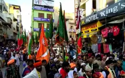 जुलूस के दौरान आतिशबाजी की चपेट में आने से पुलिसकर्मी घायल