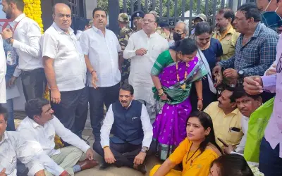 मुख्यमंत्री एकनाथ शिंदे के कार्यक्रम में बीजेपी नेताओं ने किया विरोध प्रदर्शन
