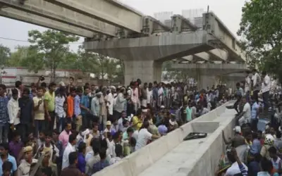 वाराणसी फ्लाईओवर के मलबे में दबी 15 जिंदगी