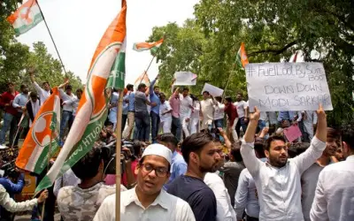 तेल की बढ़ती कीमतों पर विपक्ष का आक्रोश