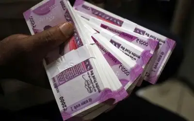 चुनावी मौसम में 2 हज़ार के नोट ग़ायब हो रहे हैं