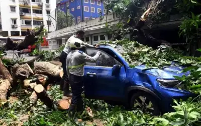 मुंबई में भारी बारिश ने मचाई तबाही, घाटकोपर और विले पार्ले में गिरी बिल्डिंग, 2 की मौत