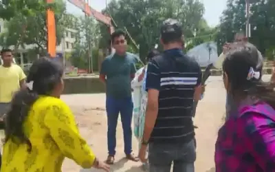 पत्नी ने एक्जीक्यूटिव इंजीनियर पति को सरेराह चप्पलों से पीटा, ये है वजह