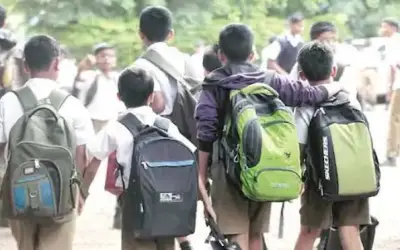 वेरी गुड मॉर्निंग की बजाय गुड मॉर्निंग बोला तो निर्दयी शिक्षक ने की छात्रों की बेरहमी से पिटाई