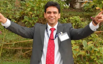 महिला साथी को बचाने में आईएएस अधिकारी की मौत