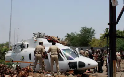 हेलीकॉप्टर दुर्घटना में बाल-बाल बचे सीएम फड़नवीस