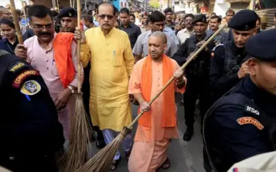 योगी ने भी झाड़ू लगाई 