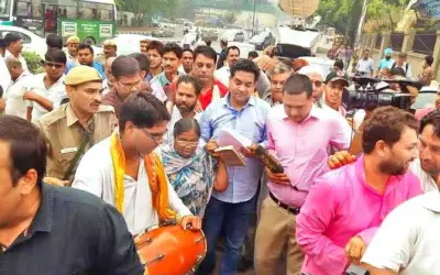 केजरीवाल के घर के सामने कपिल मिश्रा का भजन शो