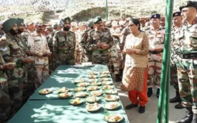 रक्षामंत्री के दौरे से तिलमिलाया चीन 