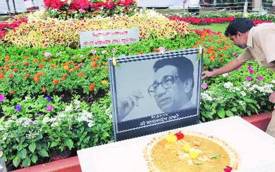 बालसाहेब ठाकरे के स्मारक निर्माण पर राजनीति हुई तेज़ 